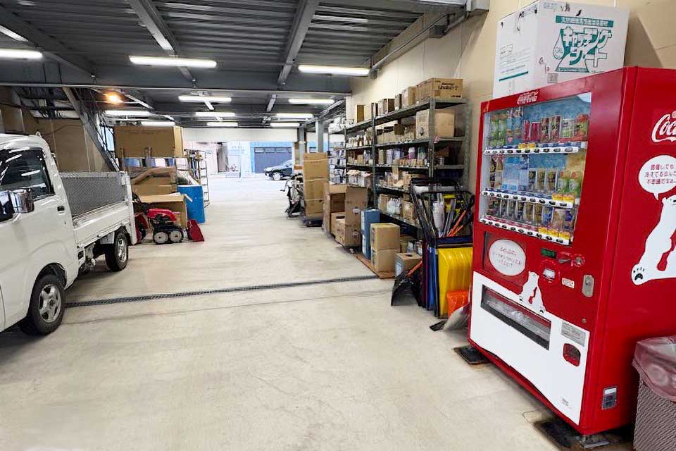 倉庫内の自動販売機