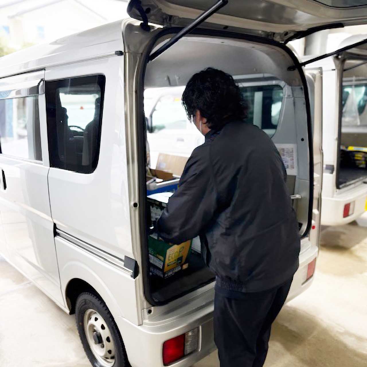 荷物を車に積んでいるところ