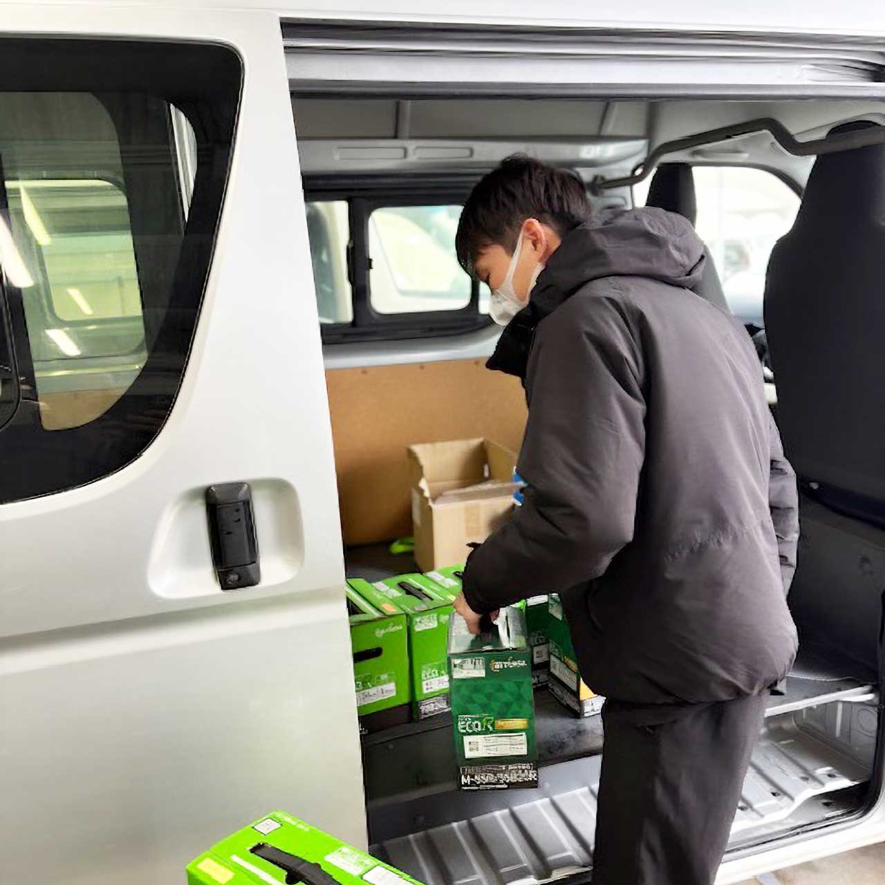 荷物を車に積んでいるところ