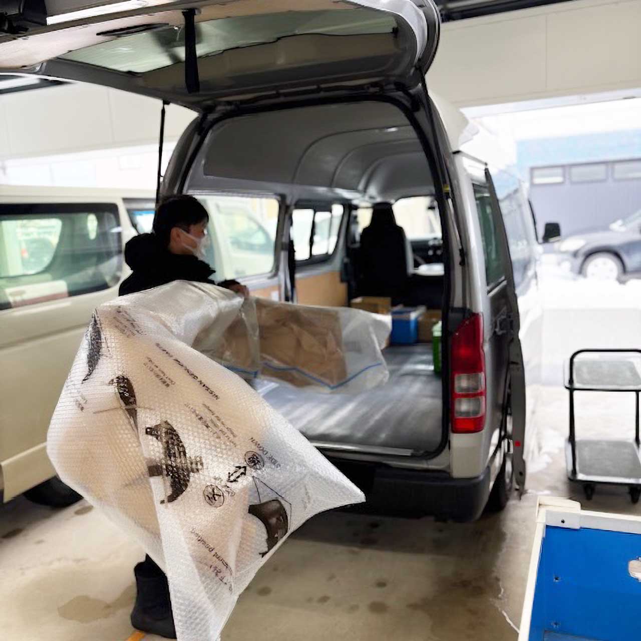 荷物を車に積んでいるところ